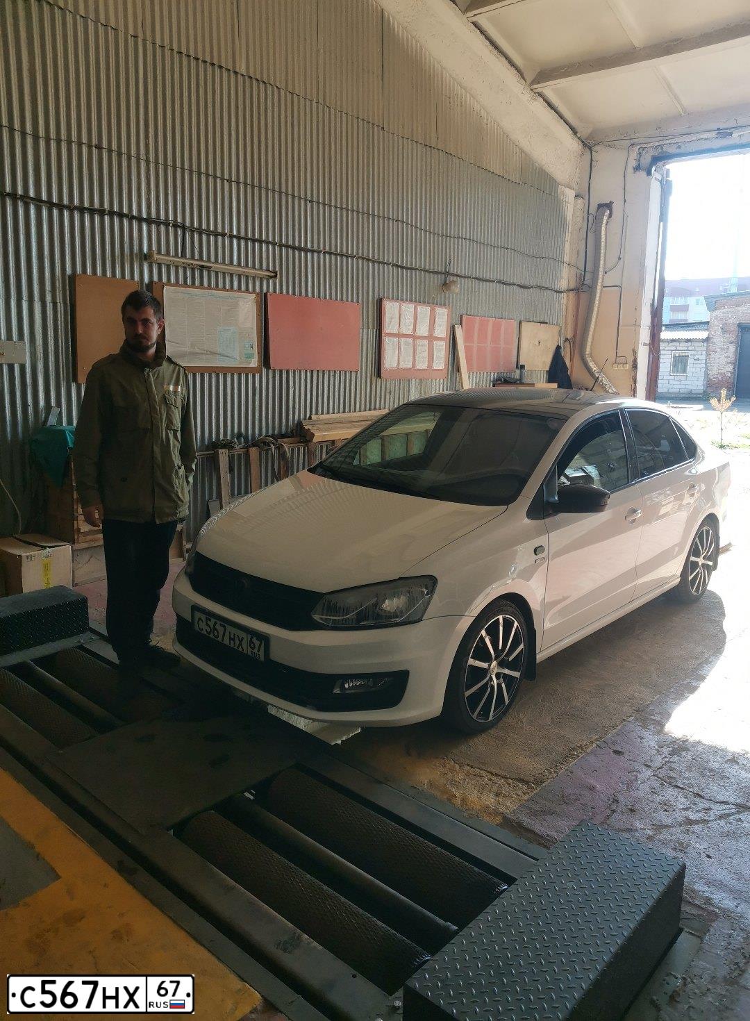 Фото автомобиля VOLKSWAGEN POLO, 2013 — госномер С567НХ67. Цвет: Белый
