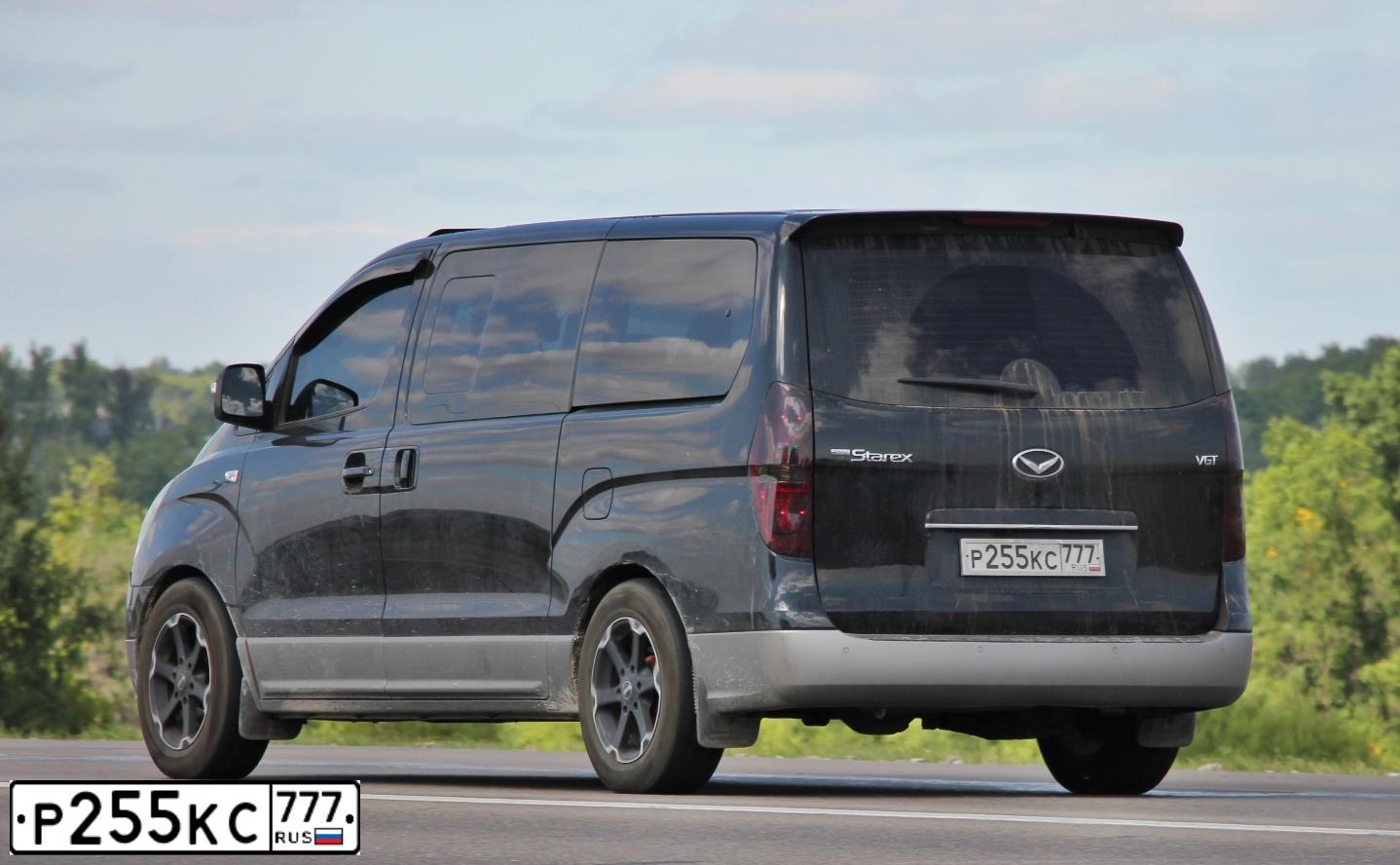 Фото автомобиля HYUNDAI GRAND STAREX, 2014 — госномер Р255КС777. Цвет: ЧЕРНЫЙ