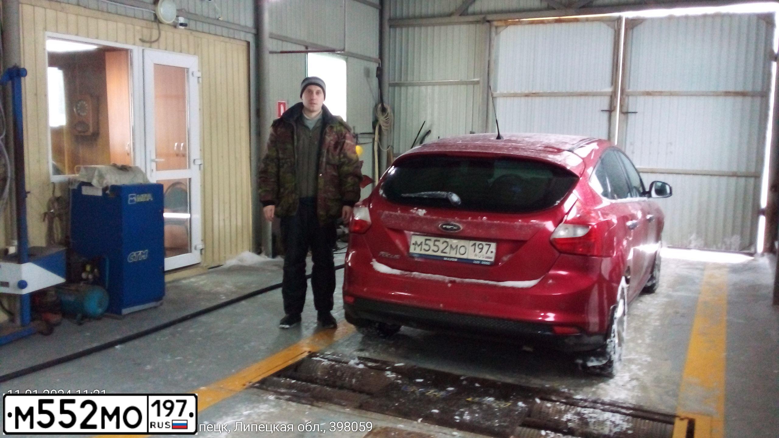 Фото автомобиля FORD FOCUS, 2011 — госномер М552МО197. Цвет: Красный