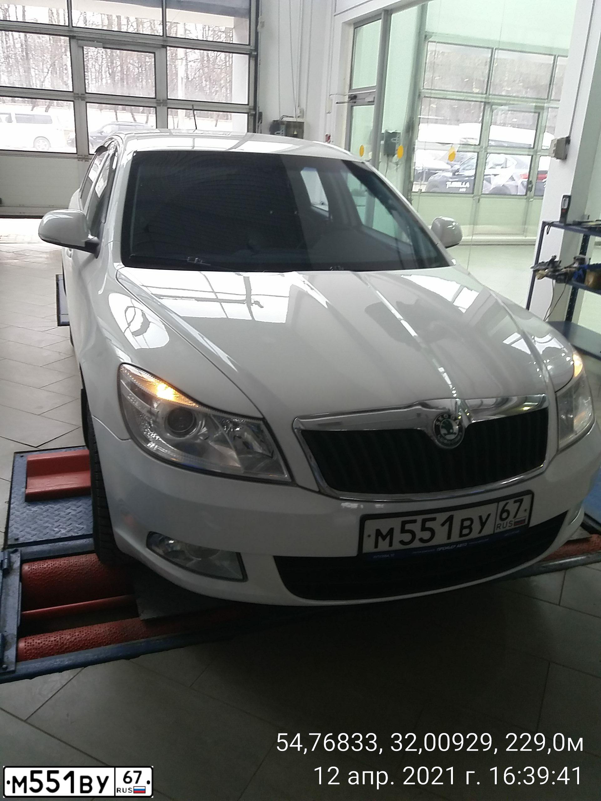 Фото автомобиля SKODA OCTAVIA, 2012 — госномер М604МО67. Цвет: Белый