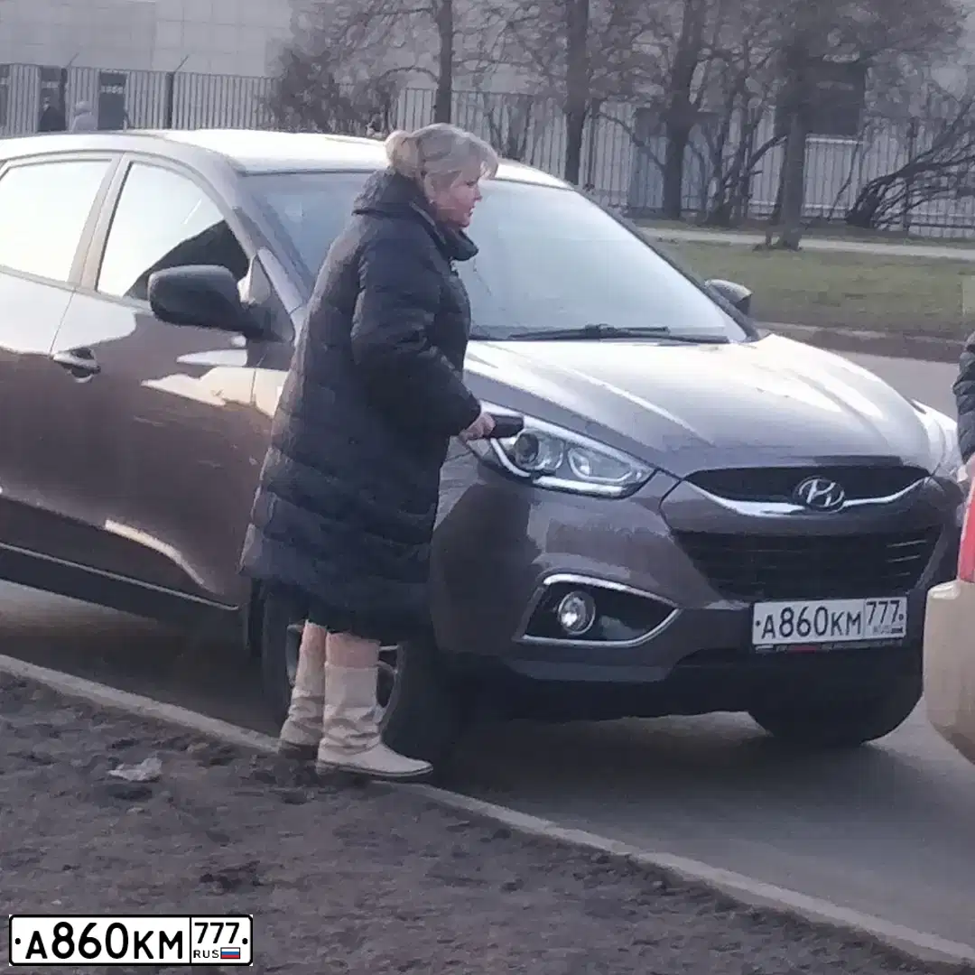 Фото автомобиля HYUNDAI IX35, 2014 — госномер А860КМ777. Цвет: Коричневый