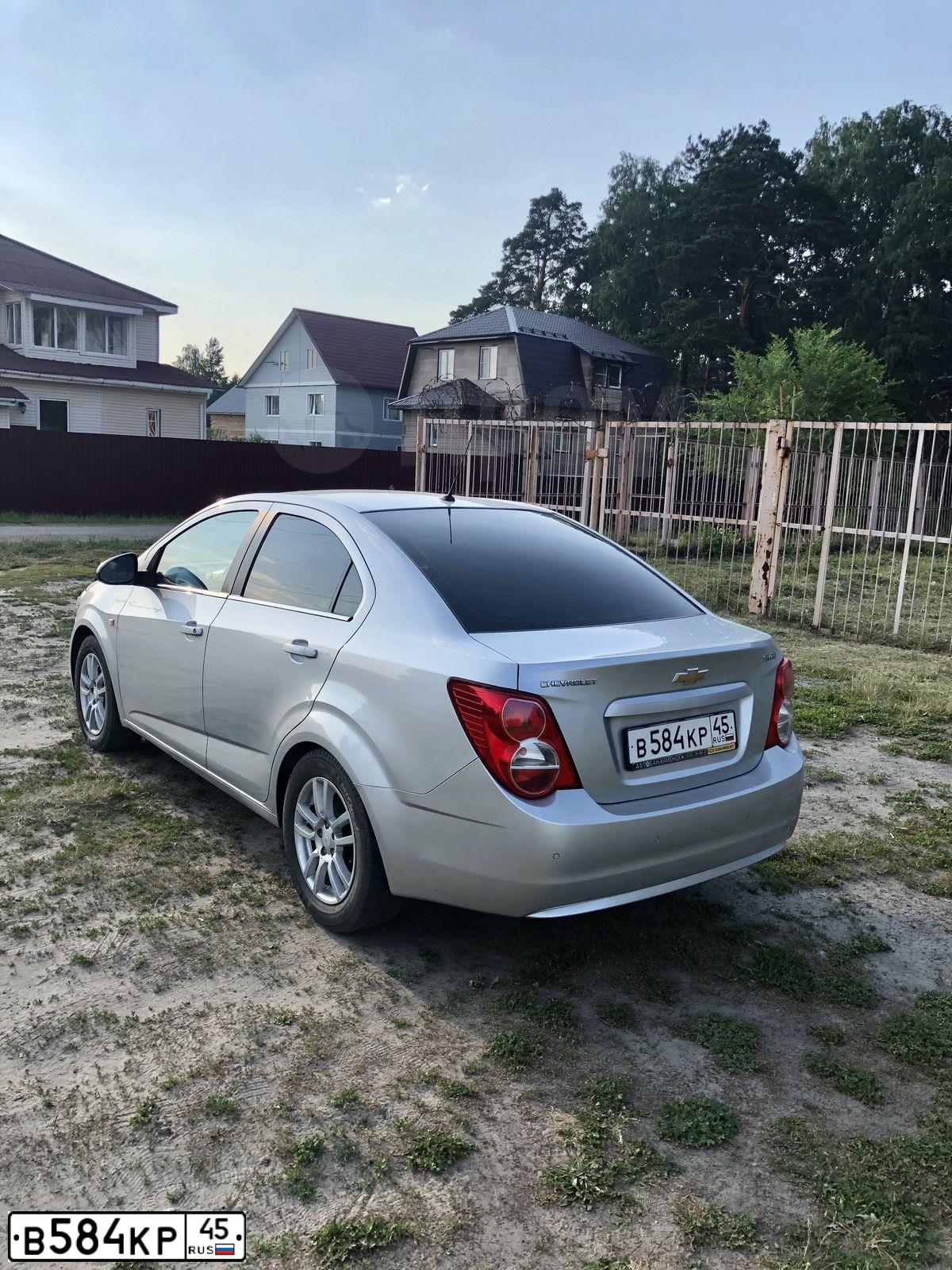 Фото автомобиля CHEVROLET AVEO, 2012 — госномер С585ОВ45. Цвет: Серебристый