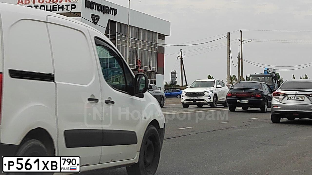 Фото автомобиля VOLKSWAGEN TOUAREG, 2014 — госномер Р561ХВ790. Цвет: Коричневый