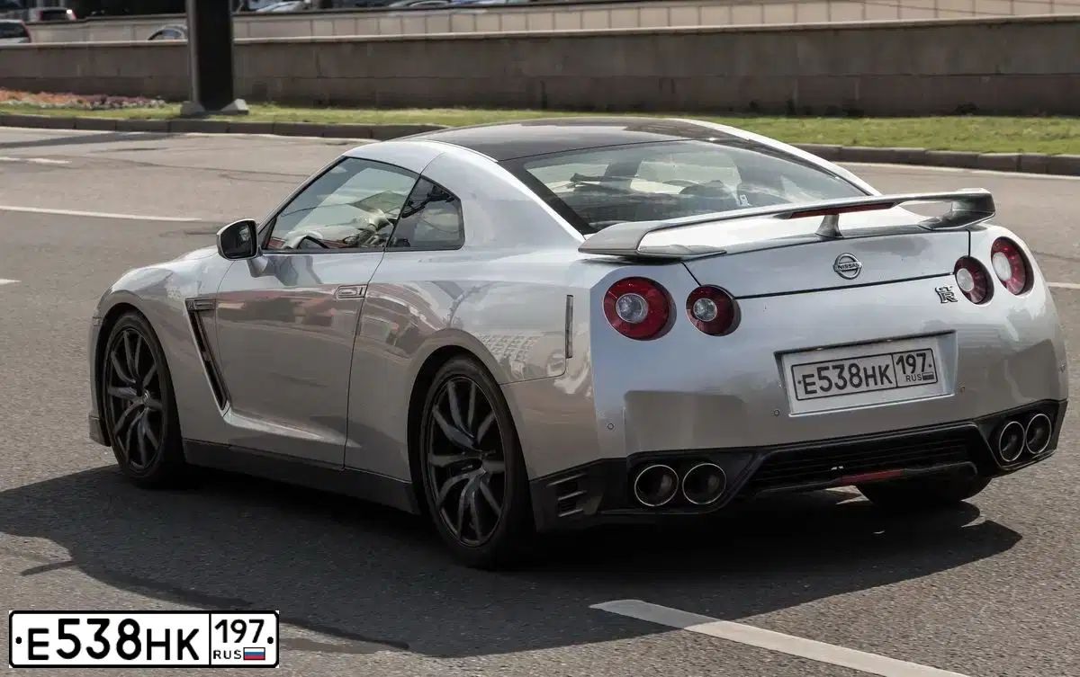 Фото автомобиля NISSAN GT-R, 2011 — госномер Е538НК197. Цвет: СЕРЫЙ