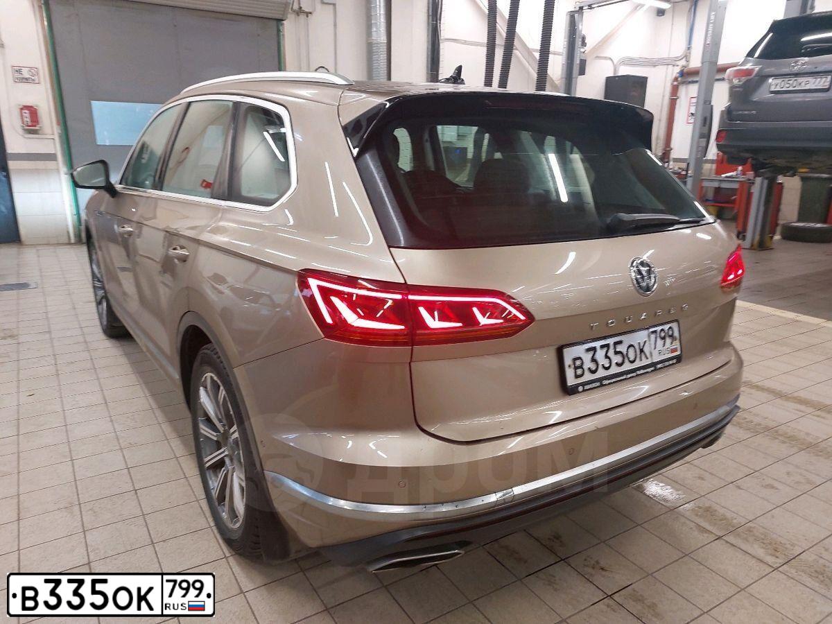 Фото автомобиля VOLKSWAGEN TOUAREG, 2018 — госномер В335ОК799. Цвет: БЕЖЕВЫЙ