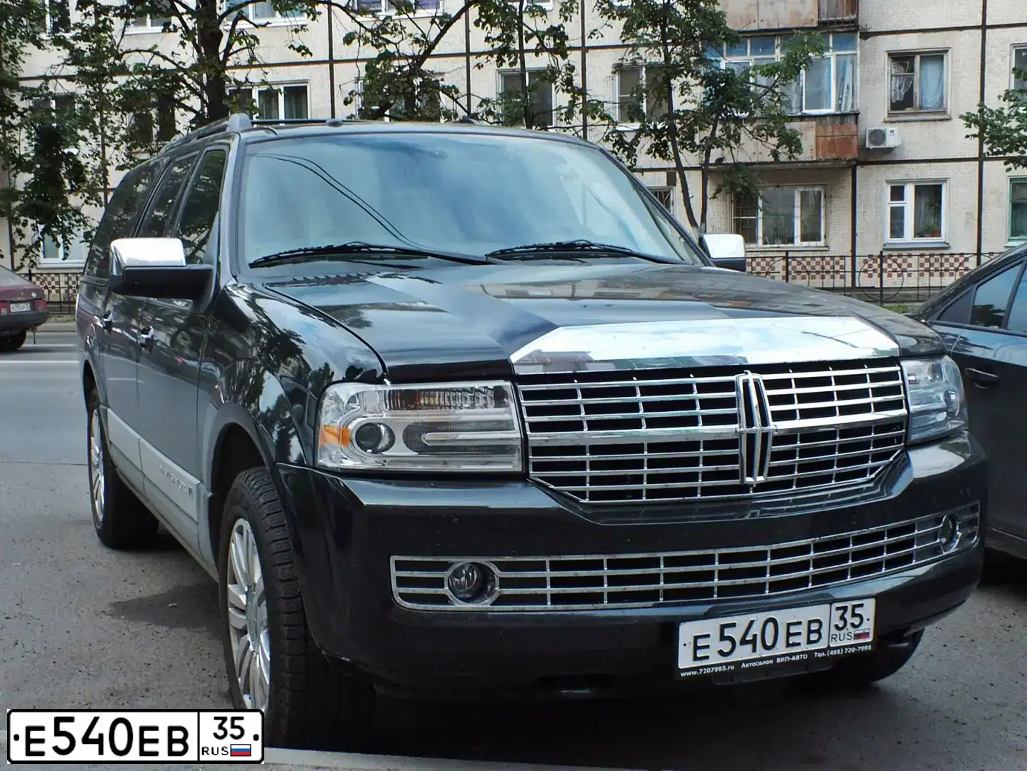 Фото автомобиля LINCOLN NAVIGATOR, 2013 — госномер Е540ЕВ35. Цвет: ЧЕРНЫЙ