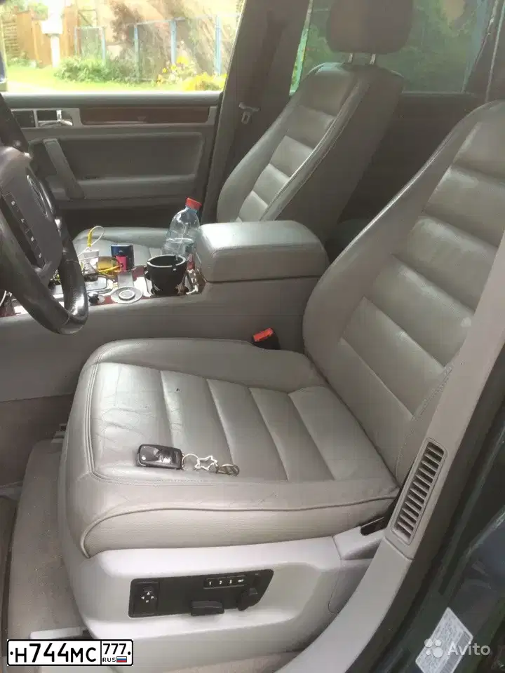 Фото автомобиля VOLKSWAGEN TOUAREG, 2005 — госномер Н744МС777. Цвет: СЕРО-ЗЕЛЕНЫЙ