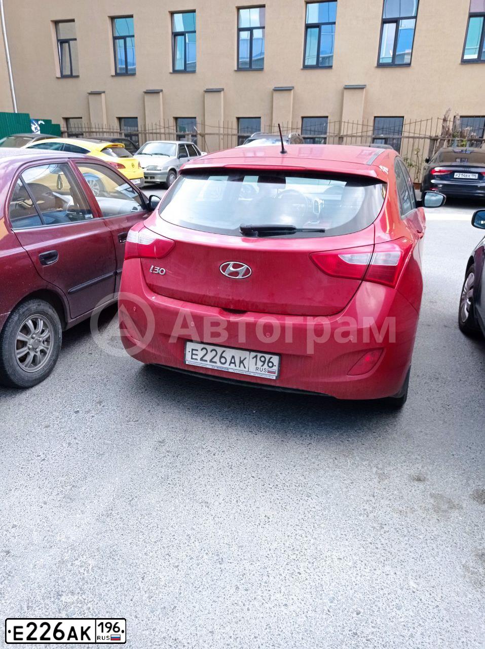 Фото автомобиля HYUNDAI I30, 2015 — госномер Е226АК196. Цвет: Красный