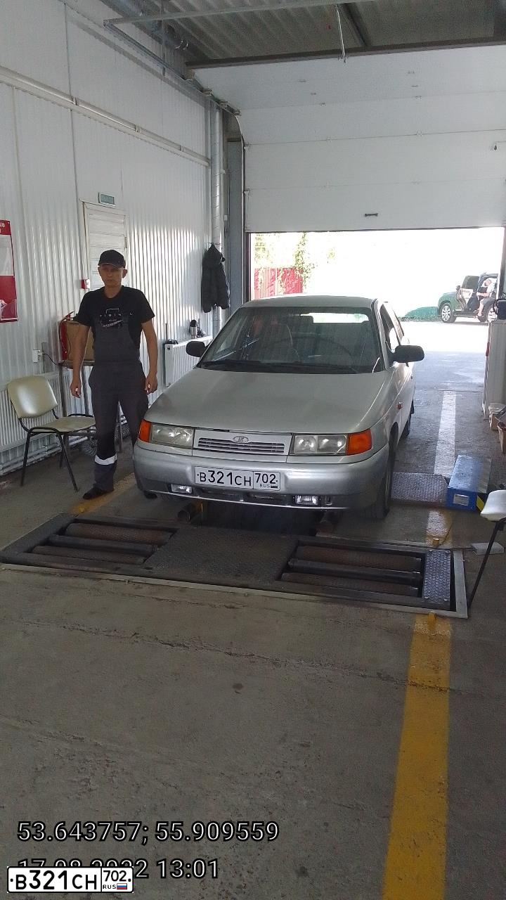 Фото автомобиля LADA 2112 LADA, 2004 — госномер В321СН702. Цвет: Светло-Серебристый металлик