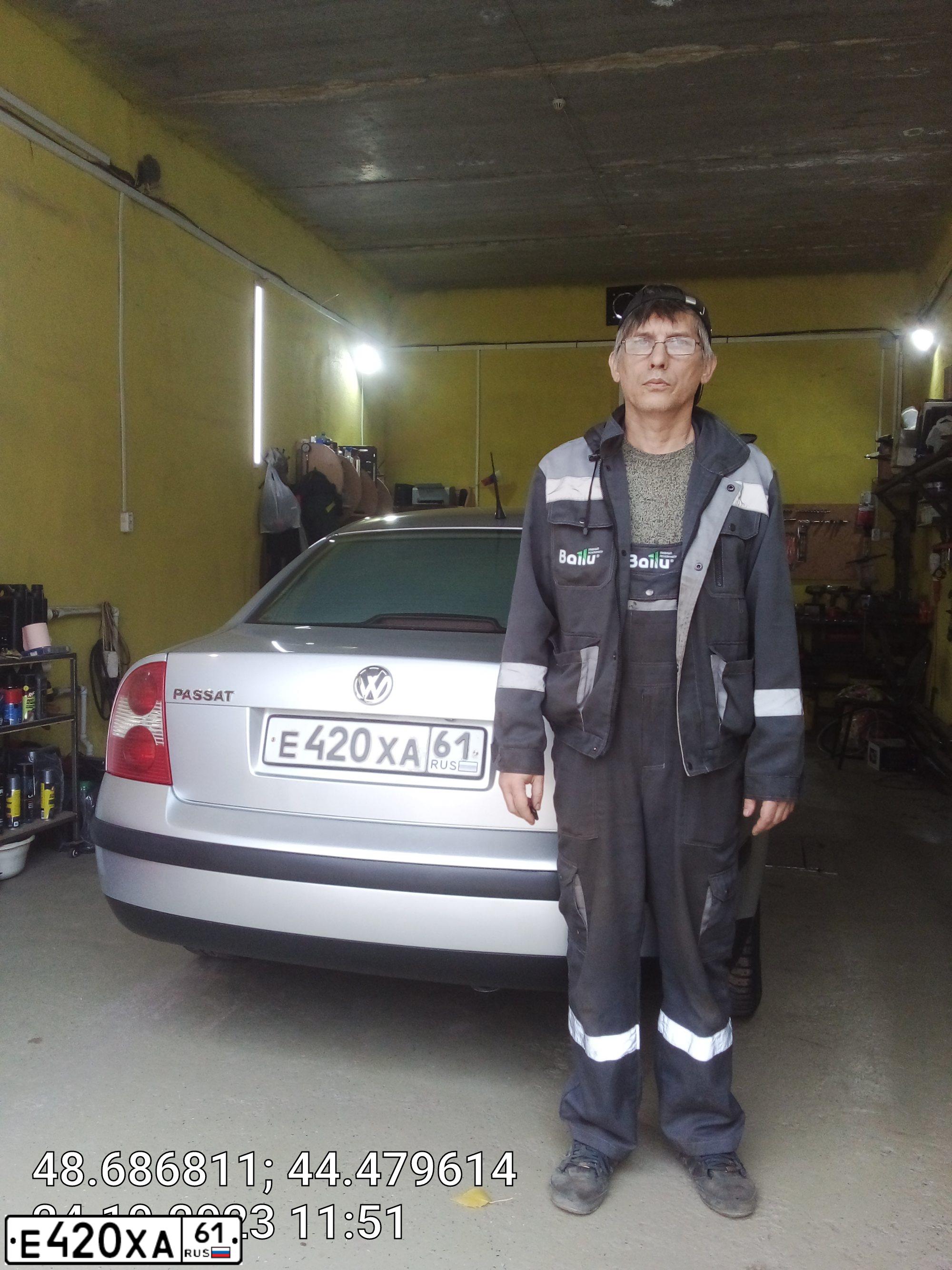 Фото автомобиля VOLKSWAGEN PASSAT, 2002 — госномер Е420ХА161. Цвет: СЕРЕБРИСТЫЙ