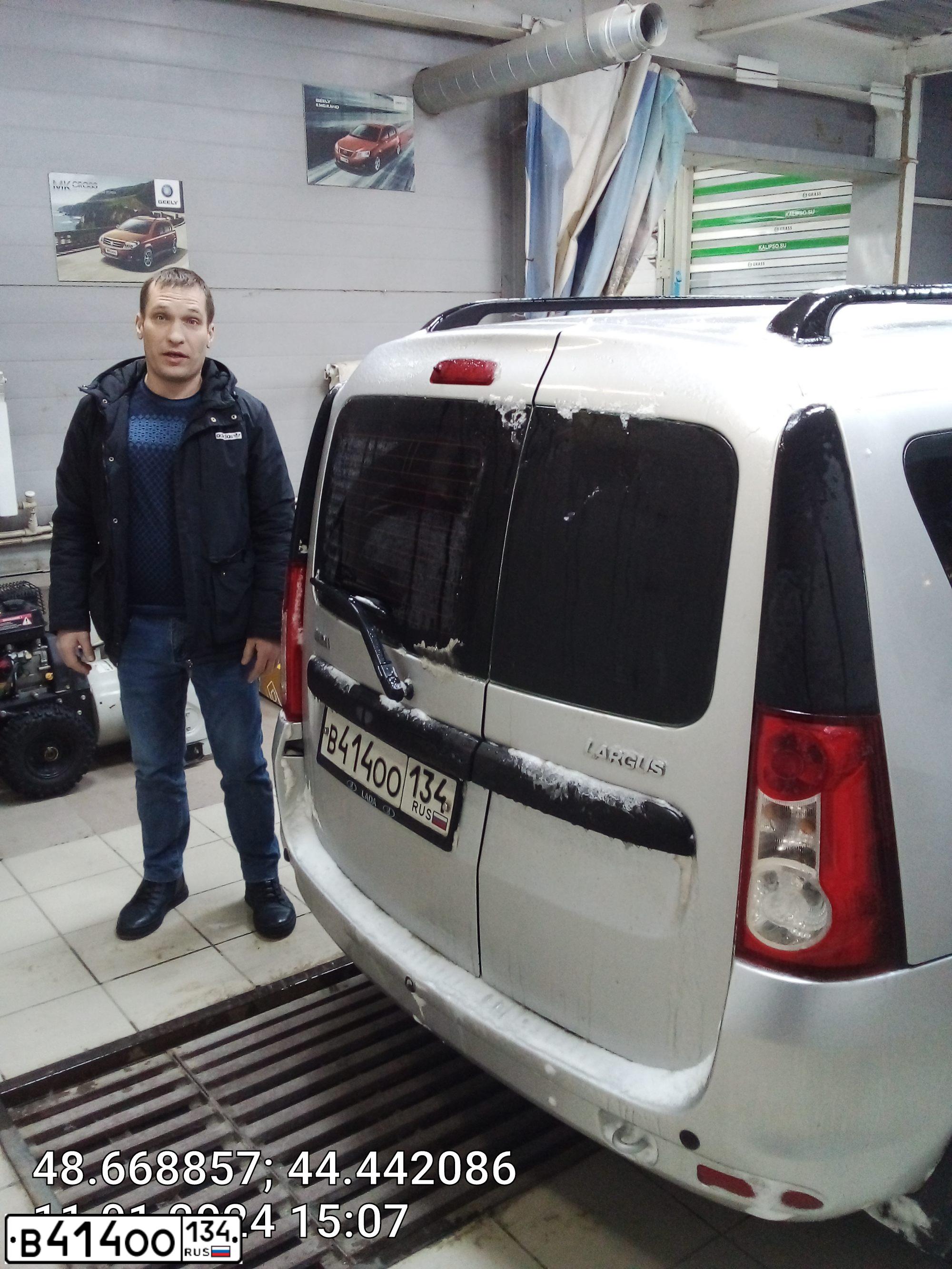 Фото автомобиля LADA LARGUS, 2016 — госномер В414ОО134. Цвет: СЕРЕБРИСТЫЙ
