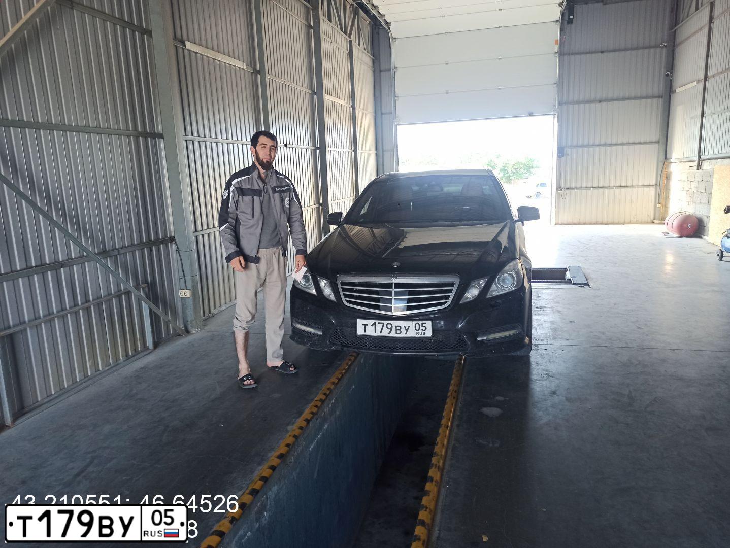 Фото автомобиля MERCEDES E-KLASSE, 2011 — госномер У622УЕ05. Цвет: ЧЕРНЫЙ