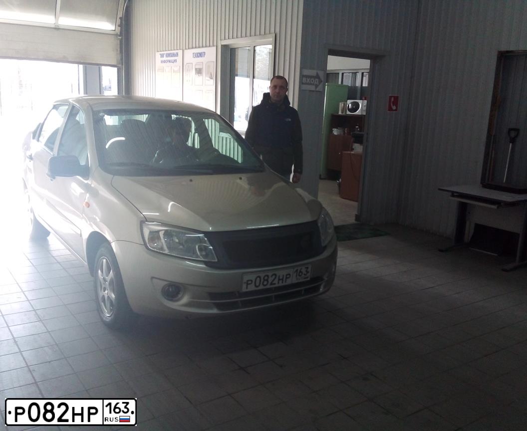 Фото автомобиля LADA 2190 GRANTA, 2012 — госномер Р082НР163. Цвет: БЕЖЕВЫЙ