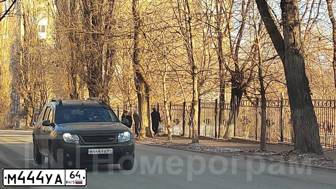 Фото автомобиля RENAULT DUSTER, 2017 — госномер М763КС164. Цвет: ЗЕЛЕНЫЙ