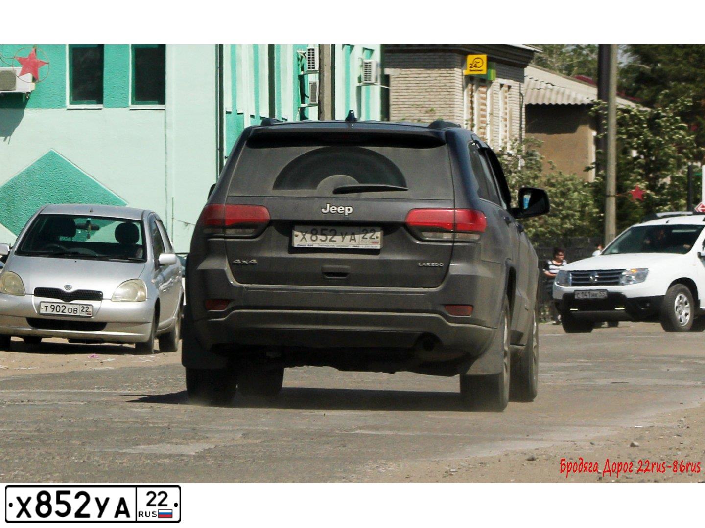 Фото автомобиля JEEP GRAND CHEROKEE, 2013 — госномер Х852УА22. Цвет: ТЕМНО-СИНИЙ