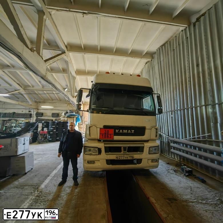 Фото автомобиля KAMAZ 5490 /4X2/, 2017 — госномер Е277УК196. Цвет: БЕЛЫЙ