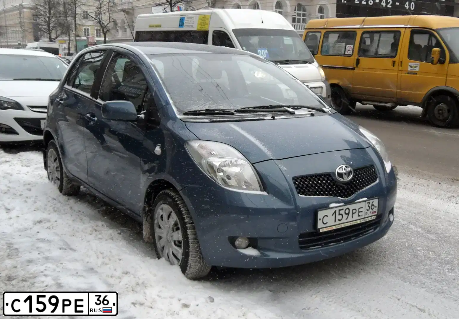 Фото автомобиля TOYOTA YARIS, 2008 — госномер У033ЕР48. Цвет: СЕРО-ГОЛУБОЙ