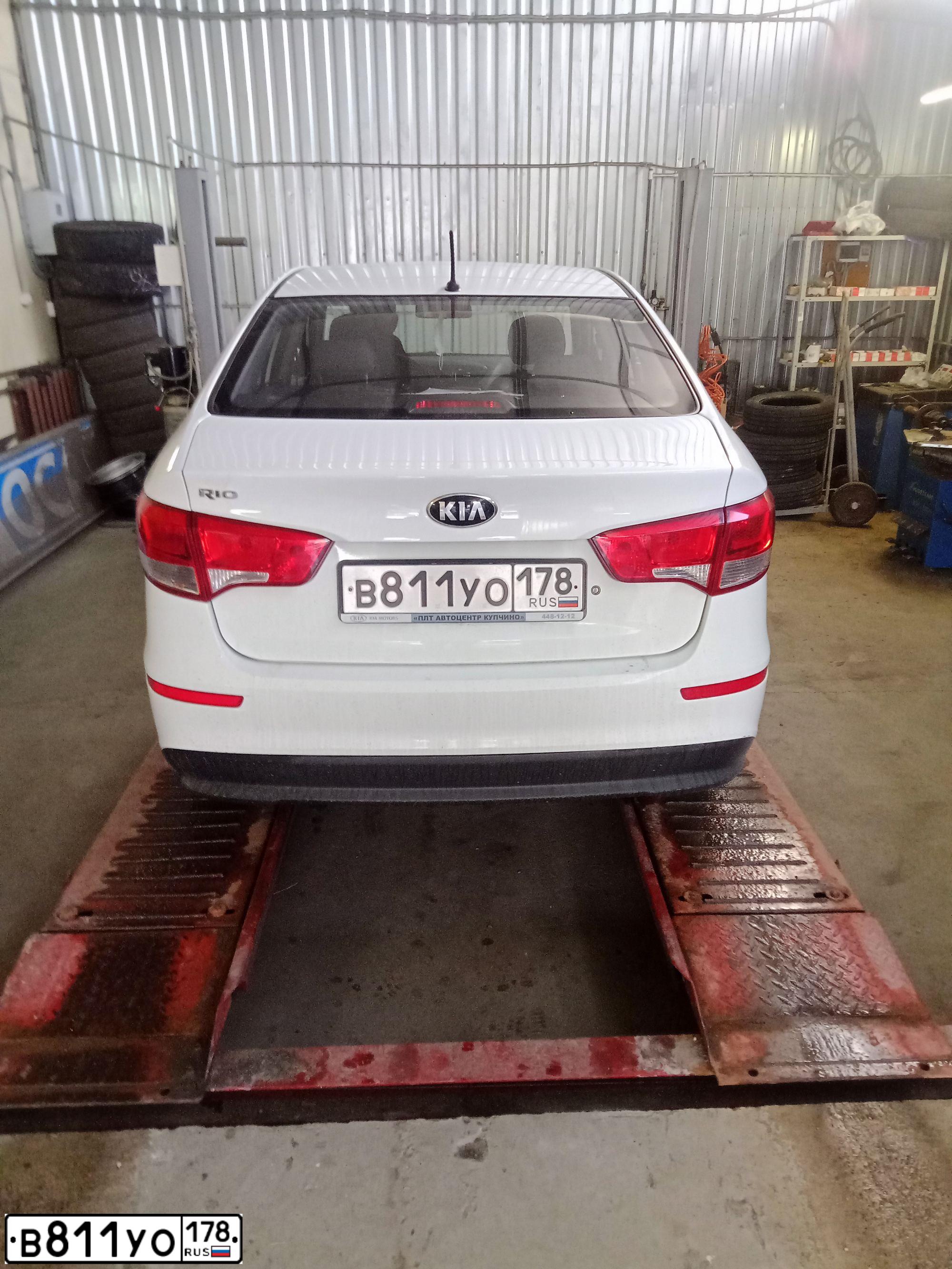 Фото автомобиля KIA RIO, 2016 — госномер В811УО178. Цвет: БЕЛЫЙ