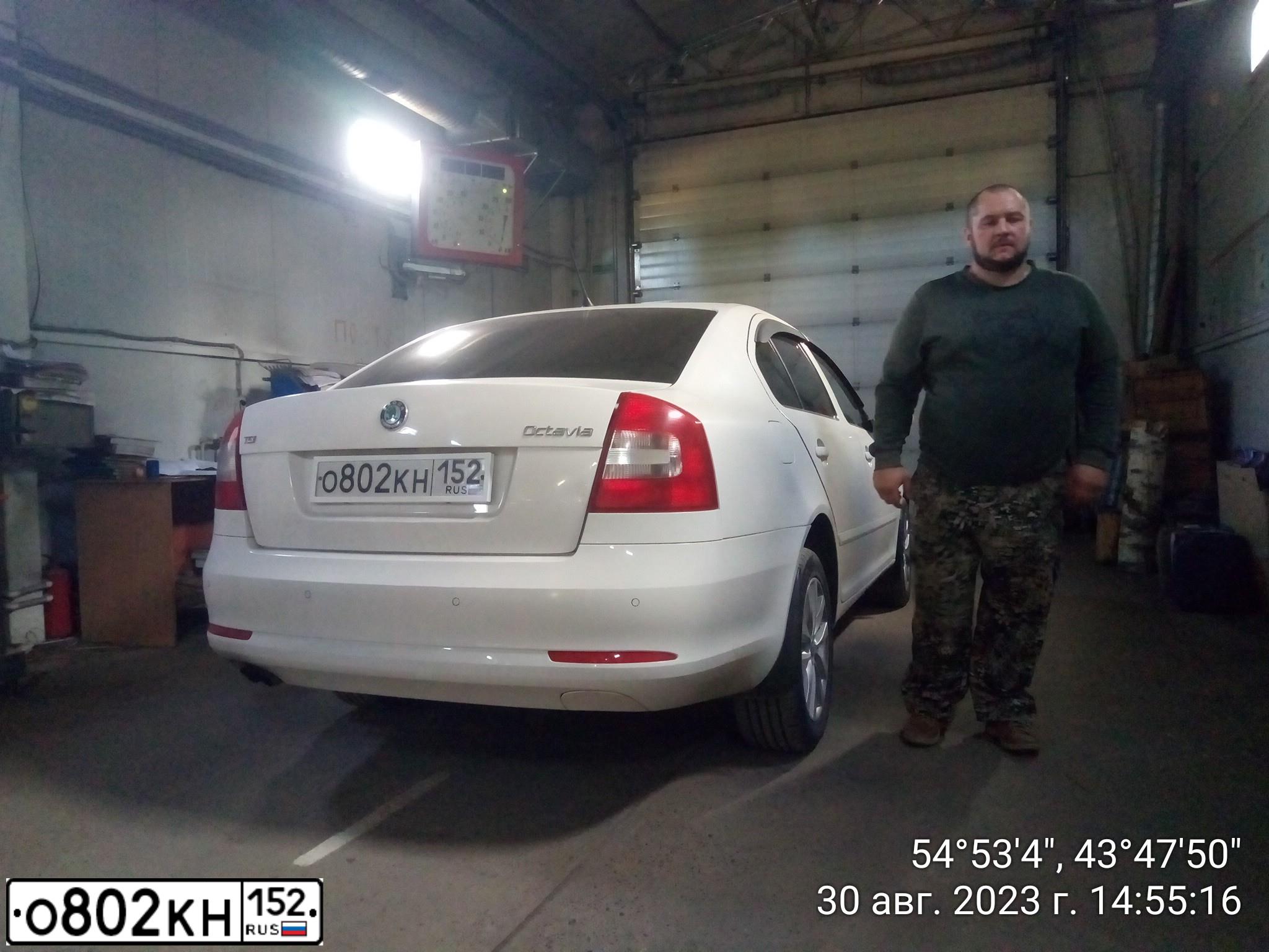 Фото автомобиля SKODA OCTAVIA, 2012 — госномер А676ВМ252. Цвет: Белый
