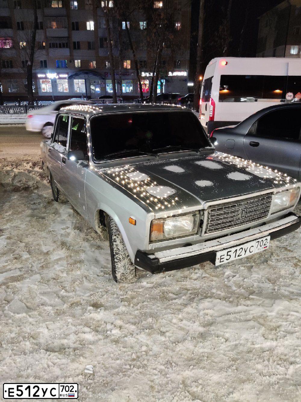 Фото автомобиля LADA 2107, 2010 — госномер Е512УС702. Цвет: СВЕТЛО-СЕРЕБРИСТЫЙ МЕТАЛЛ