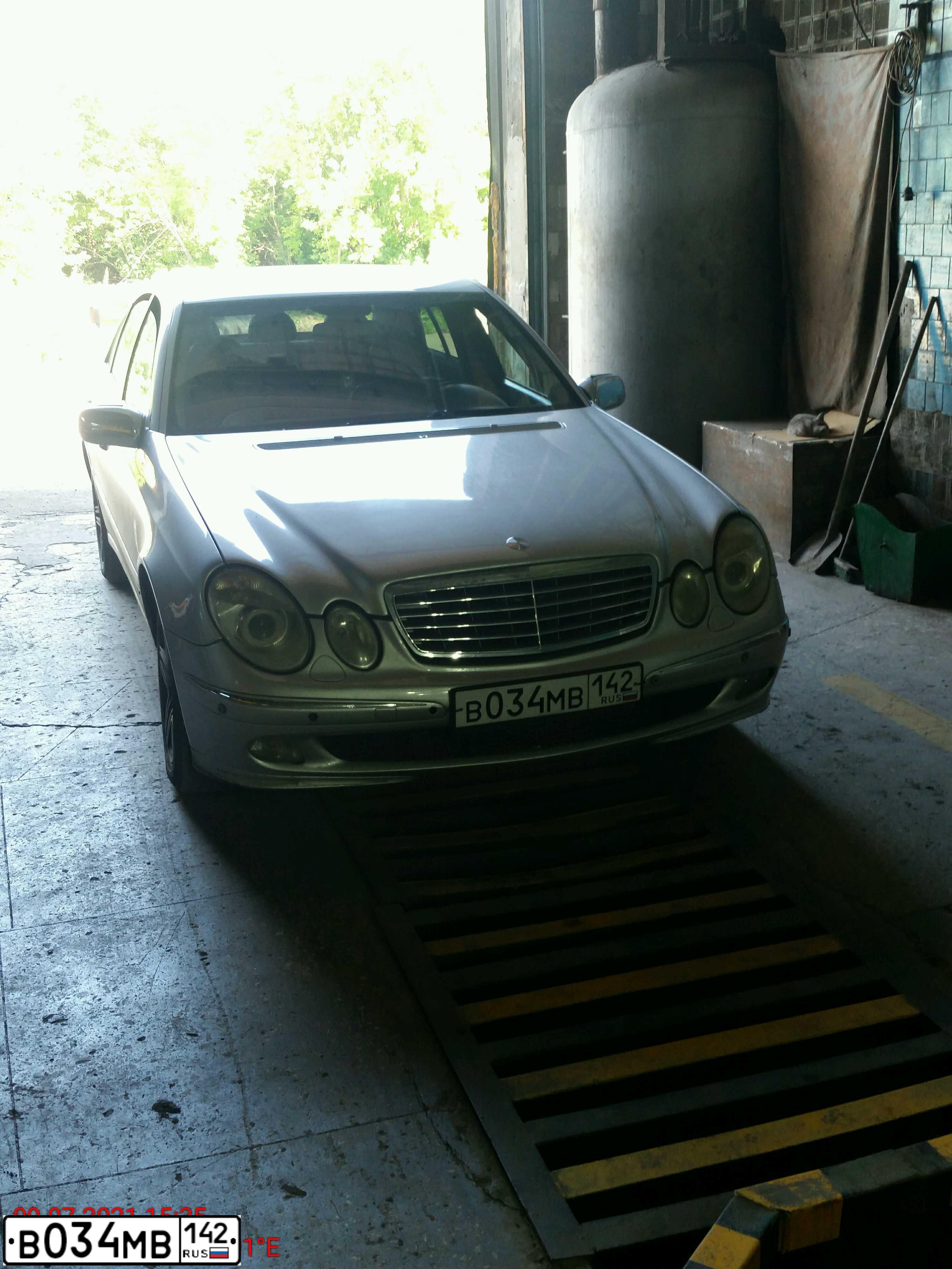 Фото автомобиля MERCEDES E-KLASSE, 2004 — госномер В034МВ142. Цвет: Серебристый