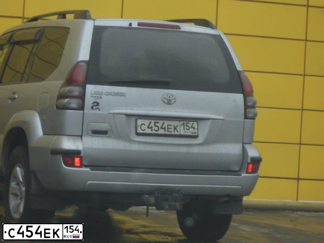 Фото автомобиля TOYOTA LANDCRUISER, 2004 — госномер С454ЕК154. Цвет: Серебристый