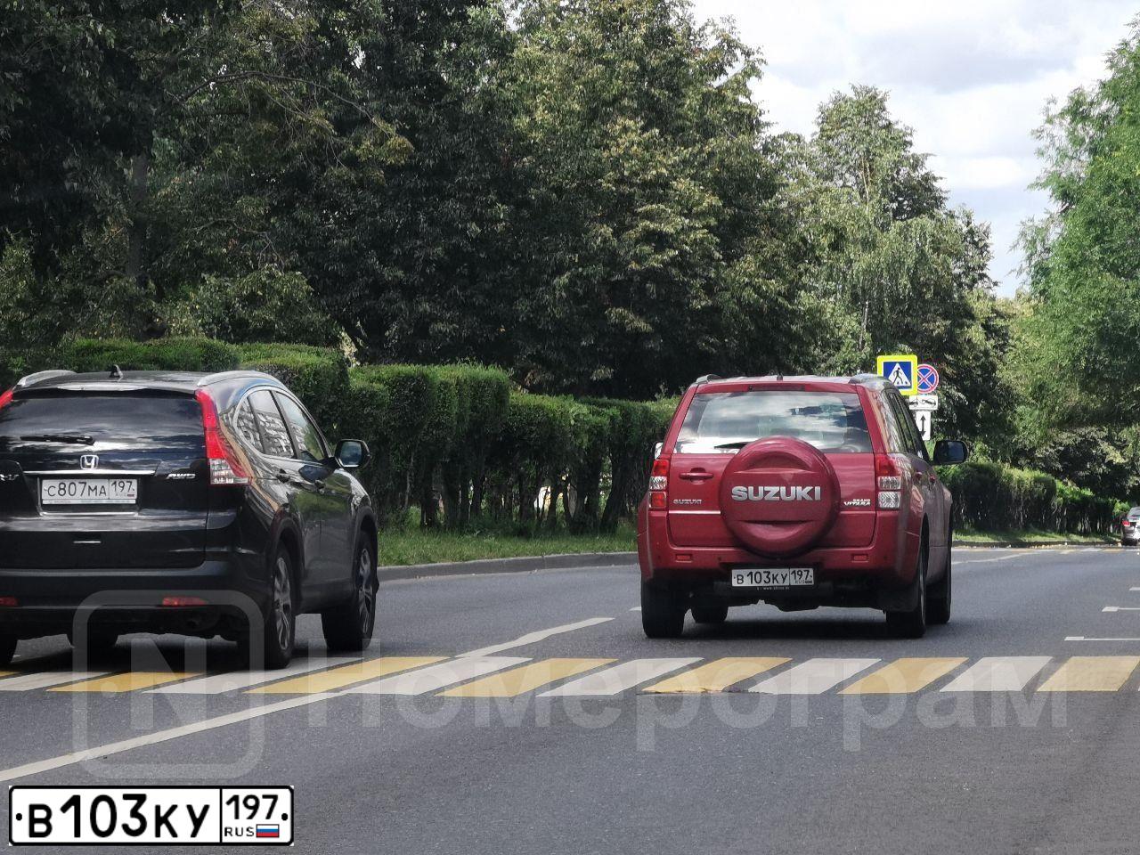 Фото автомобиля SUZUKI /GRAND/ VITARA, 2010 — госномер В103КУ197. Цвет: КРАСНЫЙ