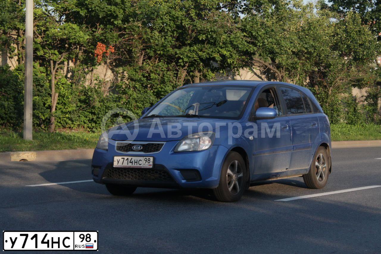 Фото автомобиля KIA RIO, 2010 — госномер У714НС98. Цвет: синий