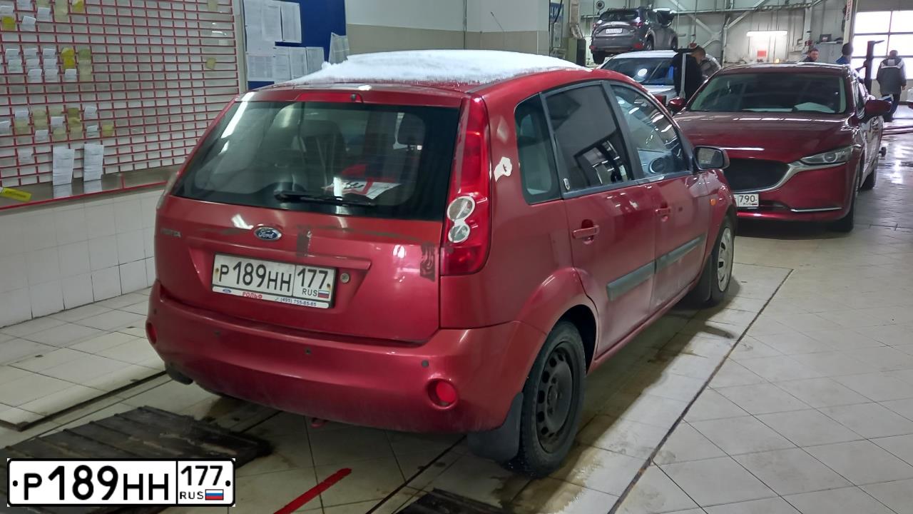 Фото автомобиля FORD FIESTA  ASPIRE, 2006 — госномер Р189НН177. Цвет: Красный