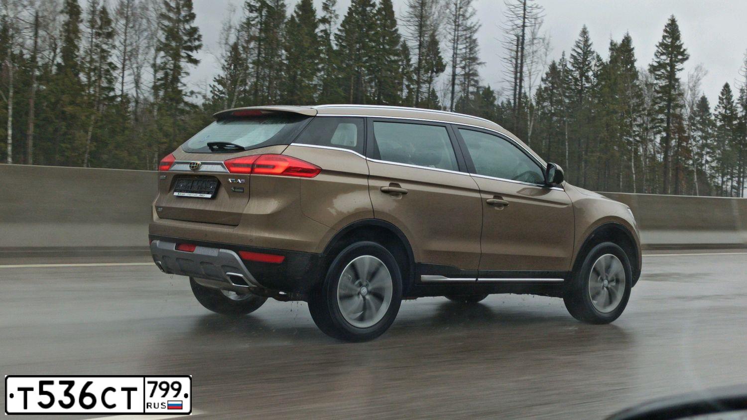 Фото автомобиля GEELY ATLAS, 2019 — госномер А142ВС977. Цвет: БЕЖЕВЫЙ