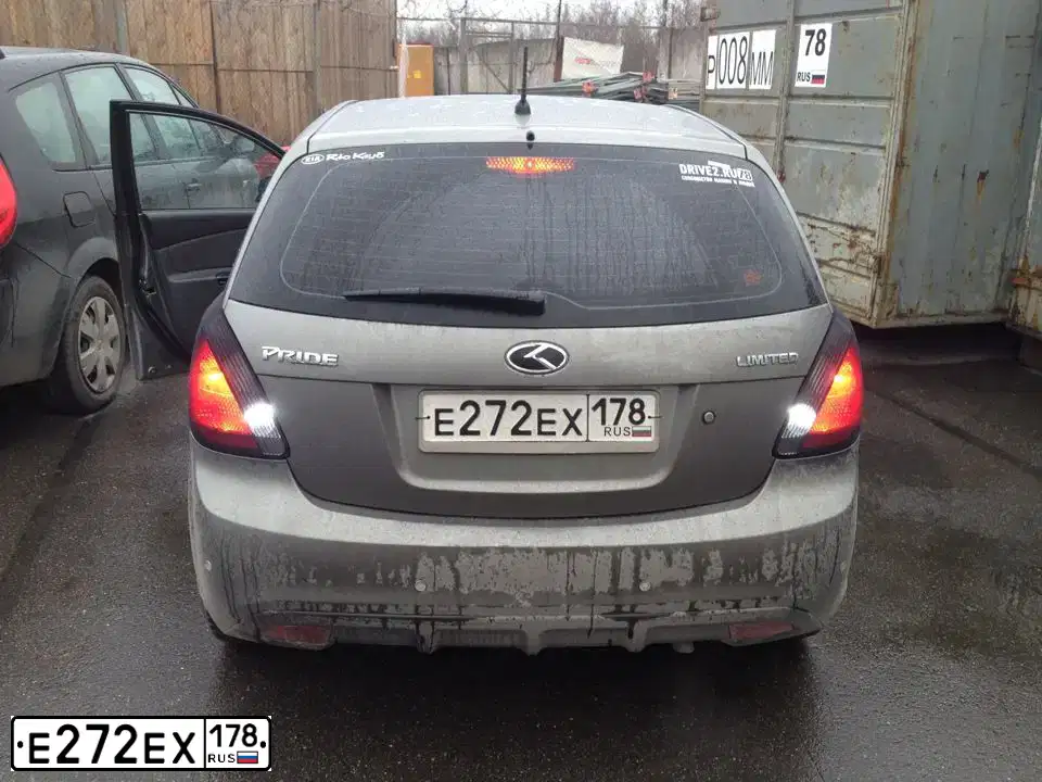 Фото автомобиля KIA RIO, 2011 — госномер Е272ЕХ178. Цвет: ПЕРЛАМУТРО-СЕРЕБРИСТЫЙ