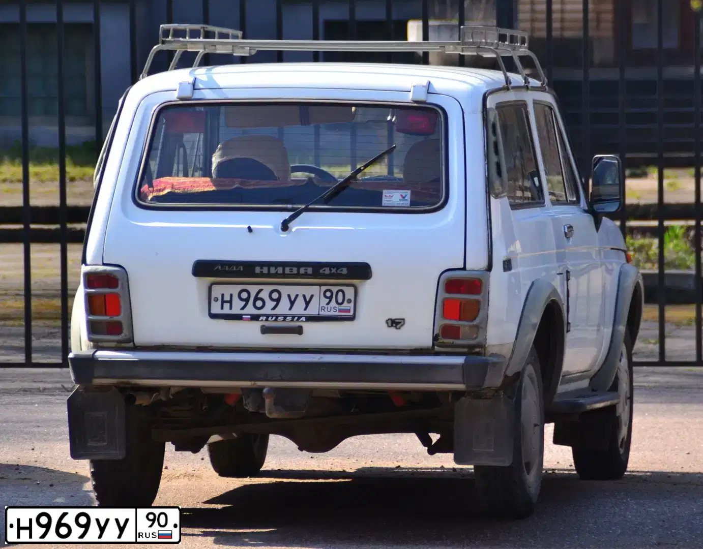 Фото автомобиля LADA 2121 NIVA, 1998 — госномер Н969УУ90. Цвет: БЕЛЫЙ ЯРКИЙ
