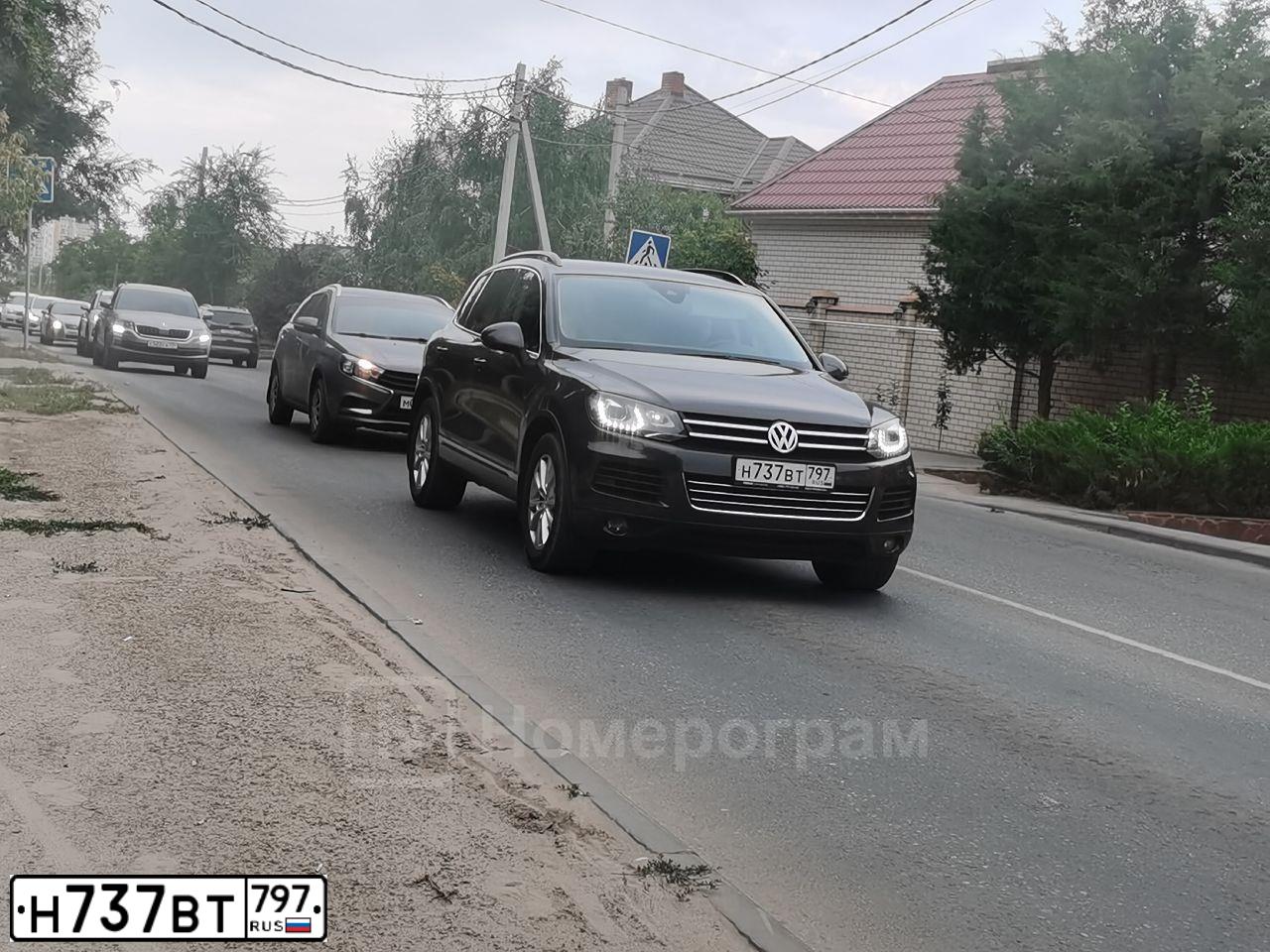 Фото автомобиля VOLKSWAGEN TOUAREG, 2010 — госномер Н737ВТ797. Цвет: Черно Серый