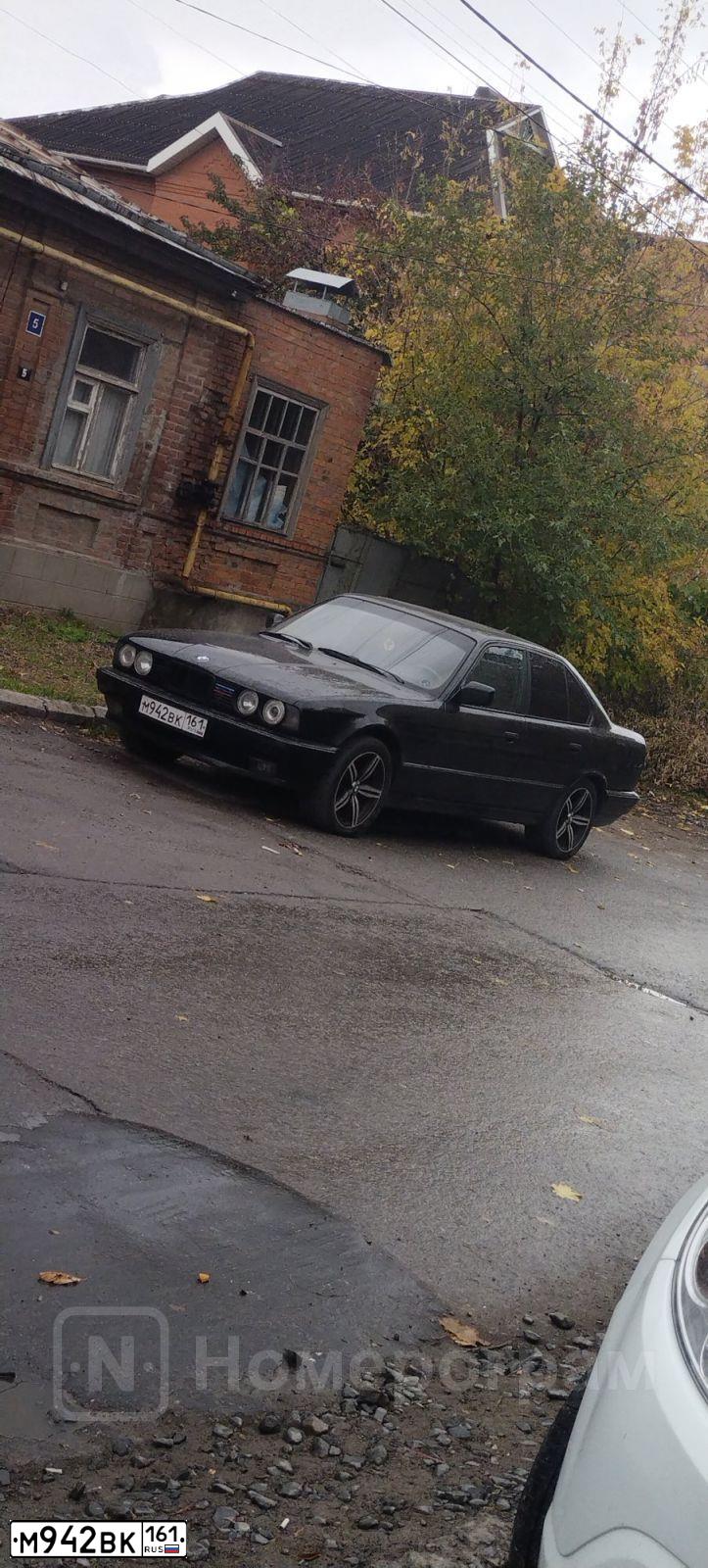 Фото автомобиля BMW W SERIE 5, 1991 — госномер М942ВК161. Цвет: ЧЕРНЫЙ