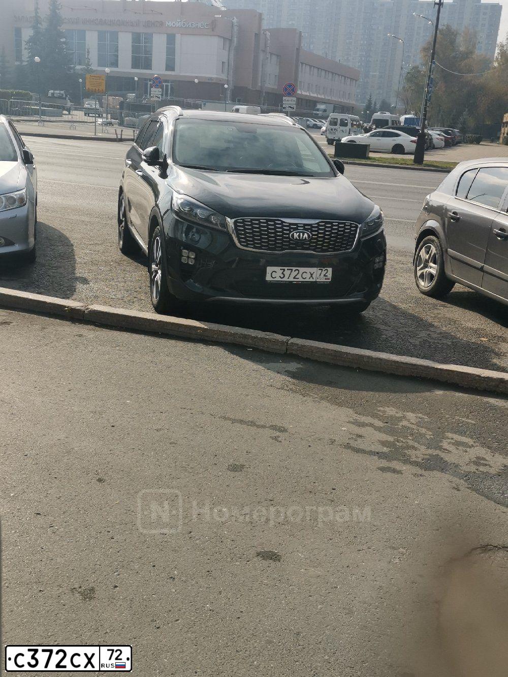 Фото автомобиля KIA SORENTO, 2018 — госномер С372СХ72. Цвет: ЧЕРНЫЙ