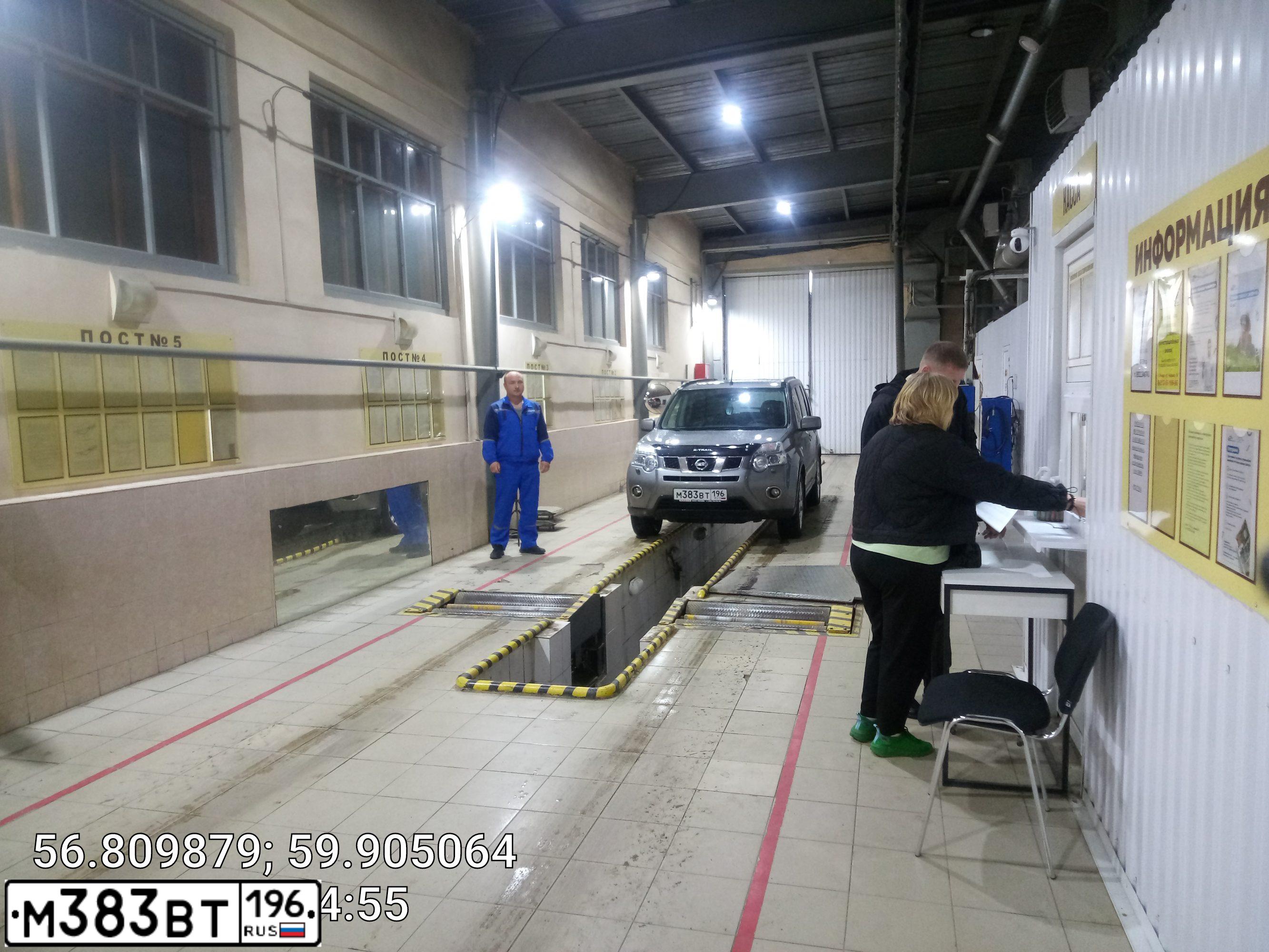 Фото автомобиля NISSAN X-TRAIL, 2012 — госномер М383ВТ196. Цвет: СЕРЫЙ