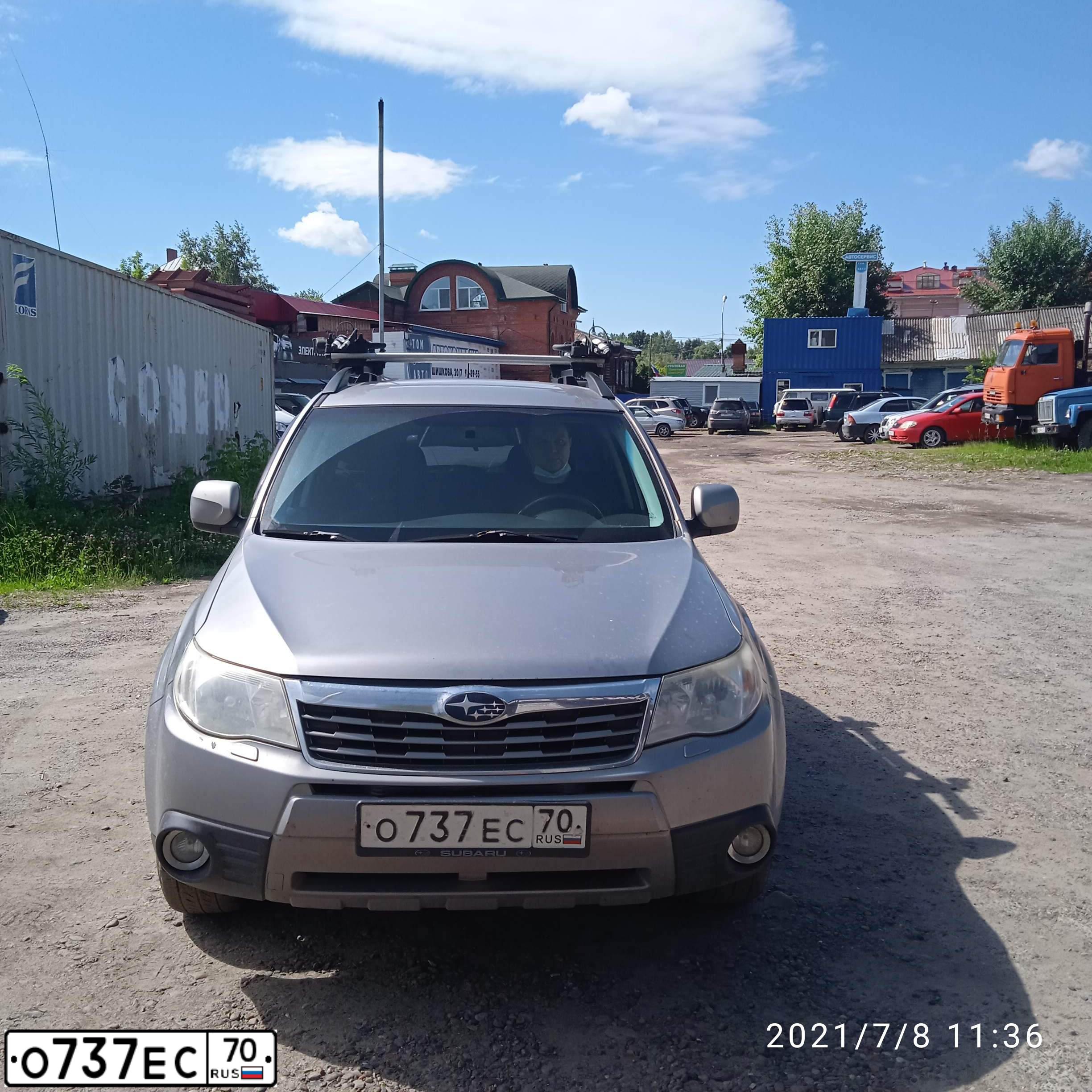 Фото автомобиля SUBARU FORESTER, 2010 — госномер О737ЕС70. Цвет: СЕРЕБРИСТЫЙ