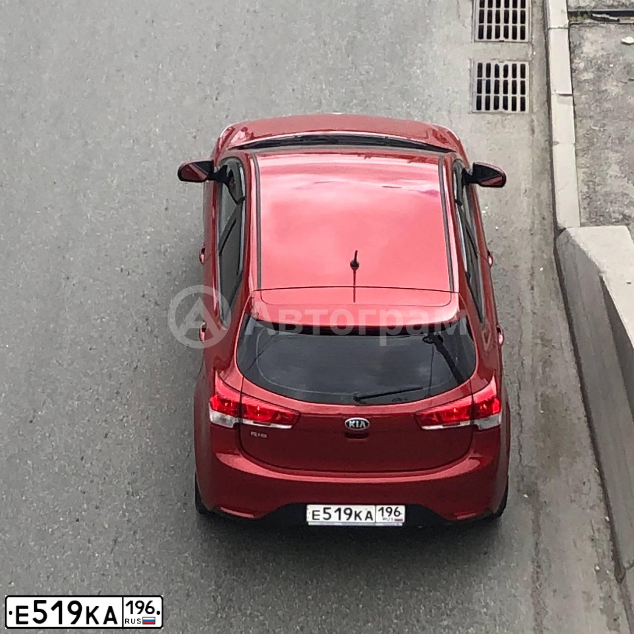 Фото автомобиля KIA RIO, 2016 — госномер Е519КА196. Цвет: КРАСНЫЙ