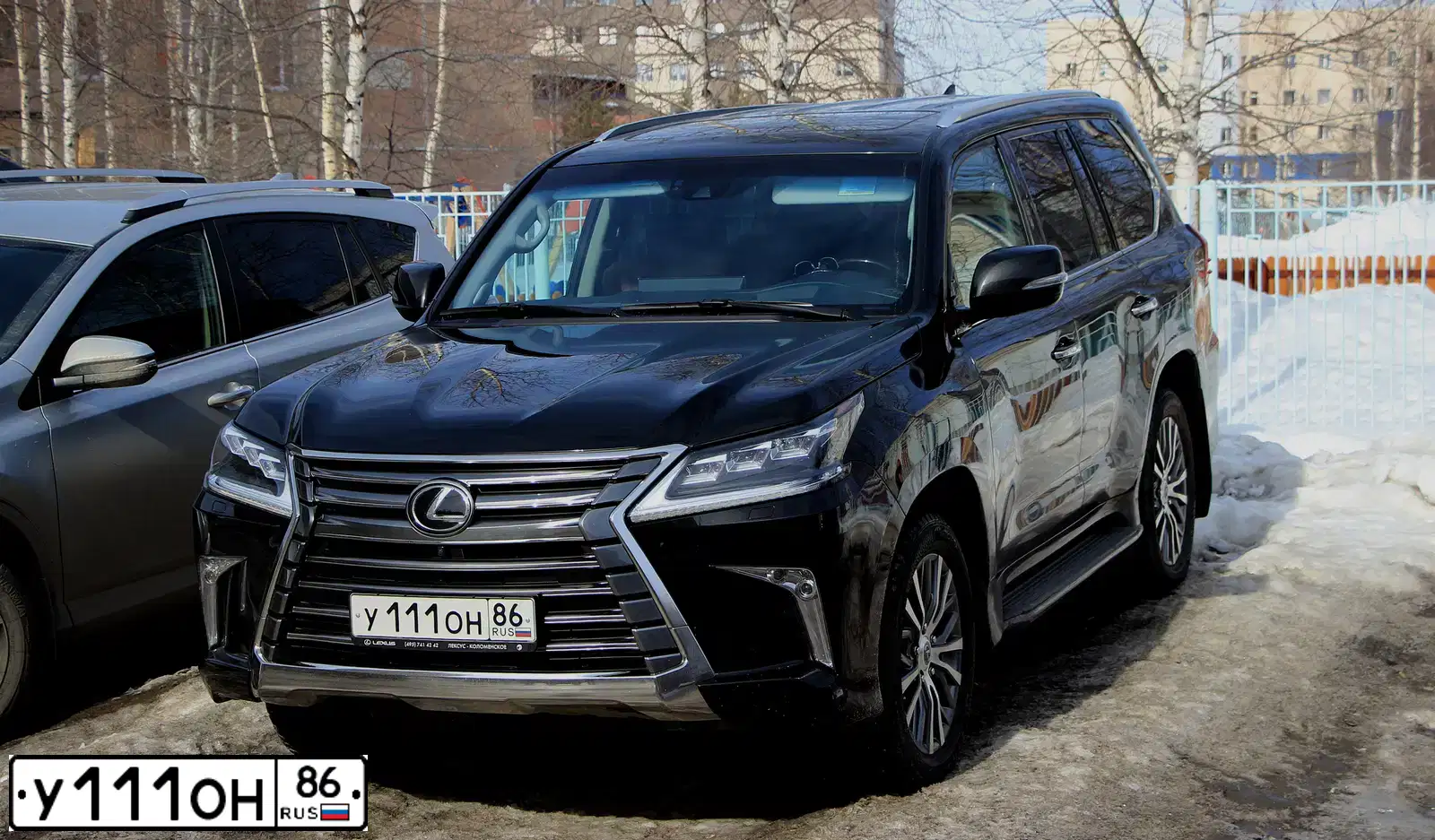 Фото автомобиля LEXUS LX, 2016 — госномер У111ОН86. Цвет: ЧЕРНЫЙ