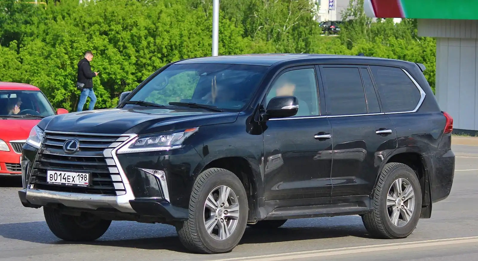 Фото автомобиля LEXUS LX, 2018 — госномер Е066ОМ702. Цвет: ЧЕРНЫЙ