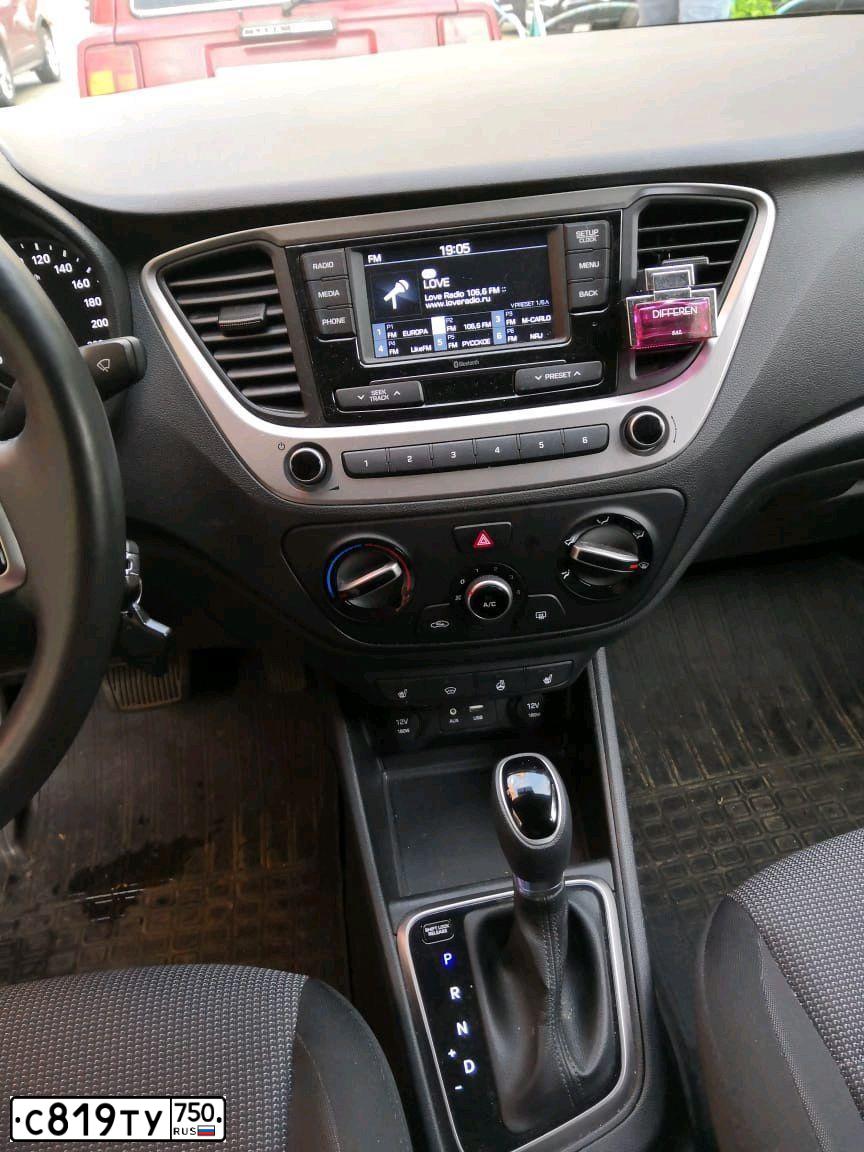 Фото автомобиля HYUNDAI SOLARIS, 2017 — госномер С819ТУ750. Цвет: БЕЛЫЙ