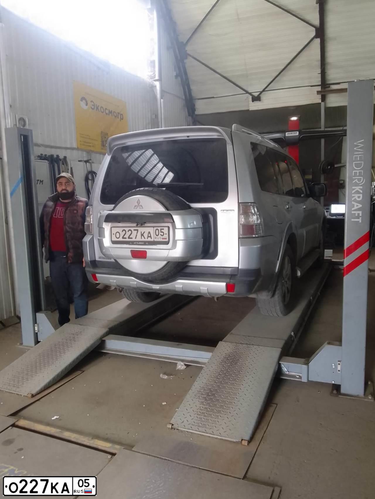 Фото автомобиля MITSUBISHI PAJERO, 2007 — госномер О227КА05. Цвет: серебристый