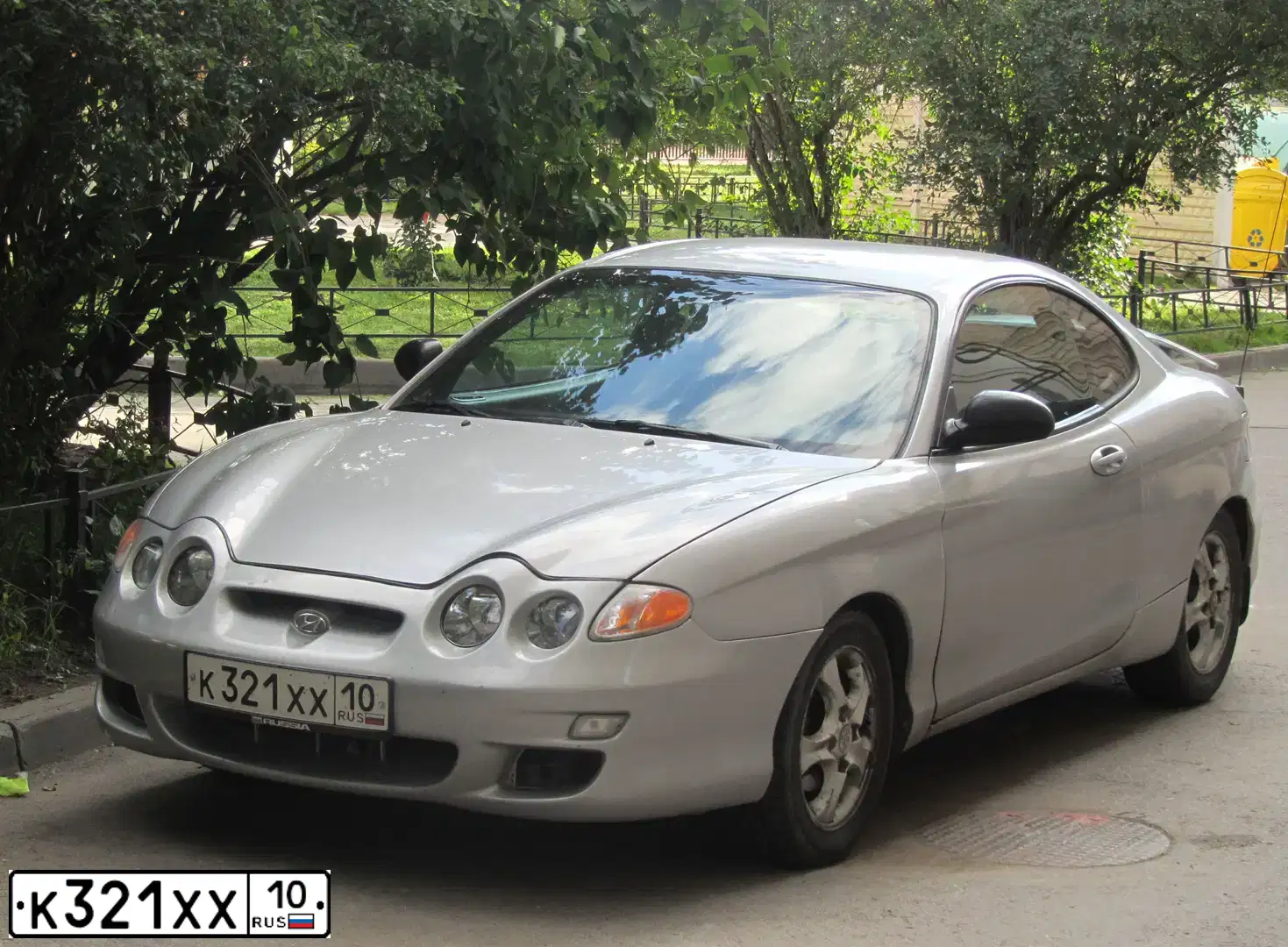 Фото автомобиля HYUNDAI TIBURON, 2000 — госномер У526КВ98. Цвет: СЕРЕБРИСТЫЙ
