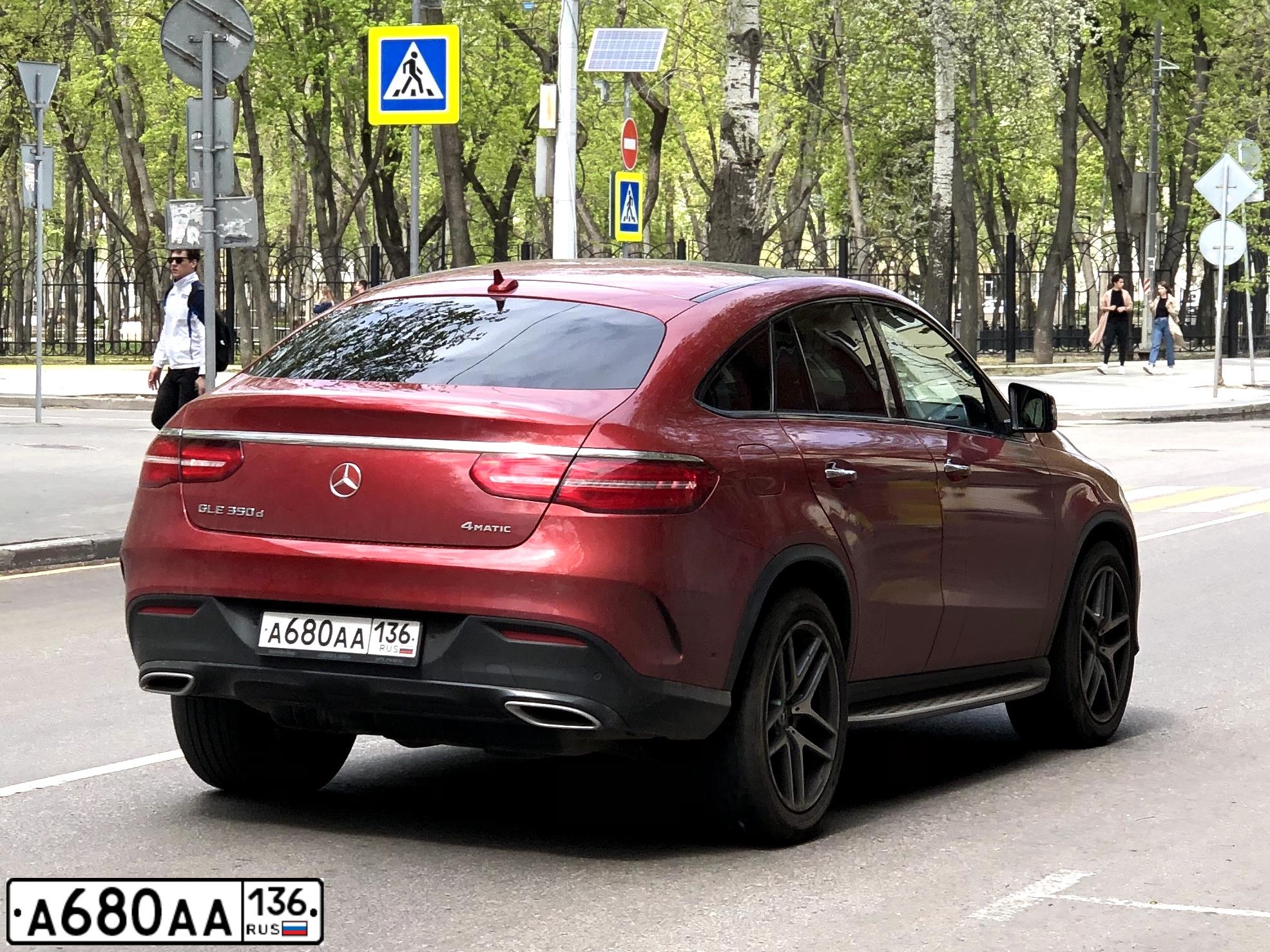 Фото автомобиля MERCEDES GLE-KLASSE, 2019 — госномер А680АА136. Цвет: КРАСНЫЙ
