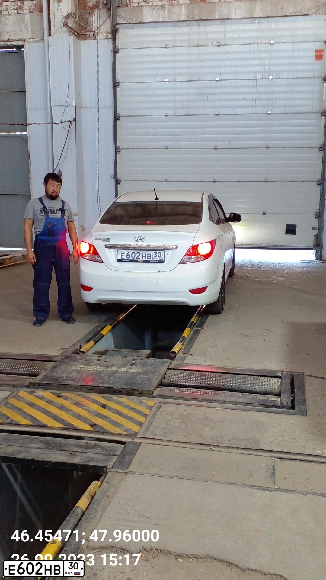Фото автомобиля HYUNDAI SOLARIS, 2012 — госномер У851НТ30. Цвет: Белый