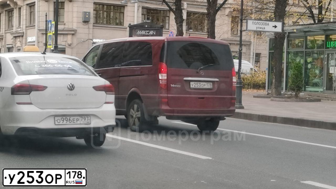 Фото автомобиля MERCEDES VIANO, 2010 — госномер А635АУ83. Цвет: Красный