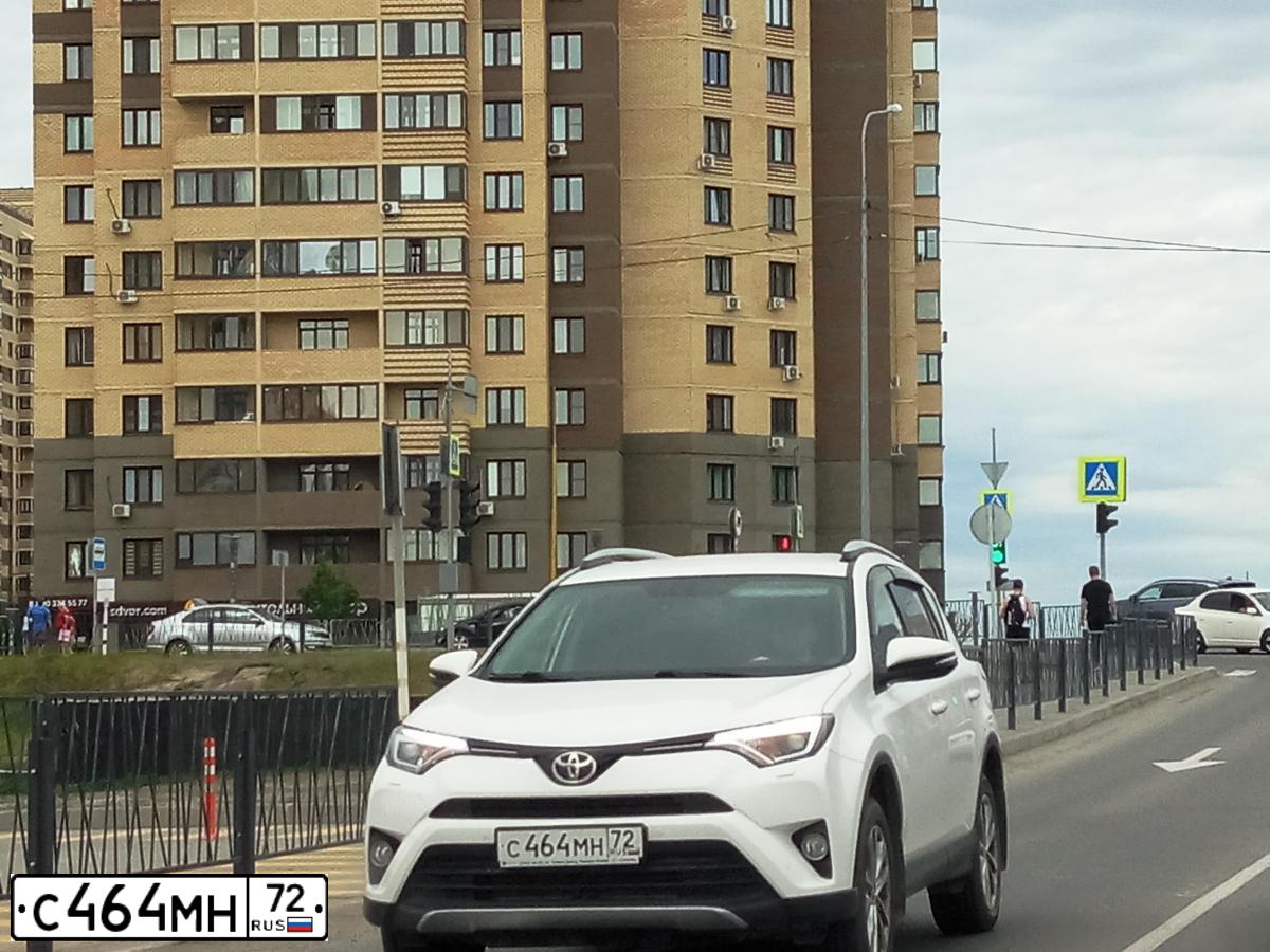 Фото автомобиля TOYOTA RAV4, 2018 — госномер С464МН72. Цвет: БЕЛЫЙ