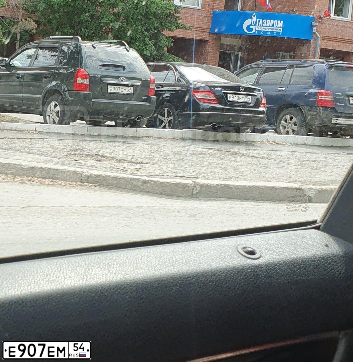 Фото автомобиля HYUNDAI TUCSON, 2008 — госномер Е907ЕМ54. Цвет: ТЕМНО ЗЕЛЕНЫЙ