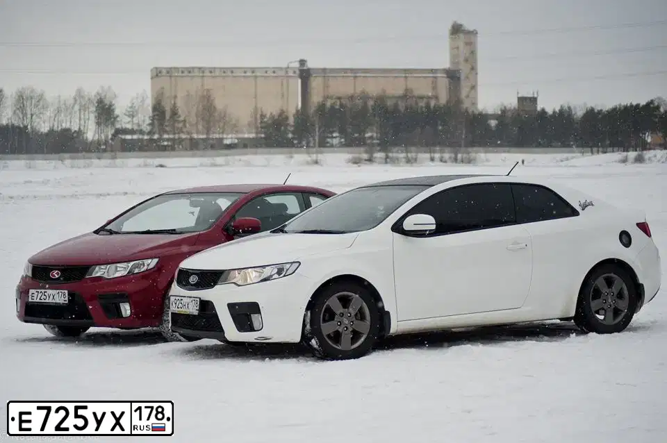 Фото автомобиля KIA CERATO, 2011 — госномер Е725УХ178. Цвет: КРАСНЫЙ