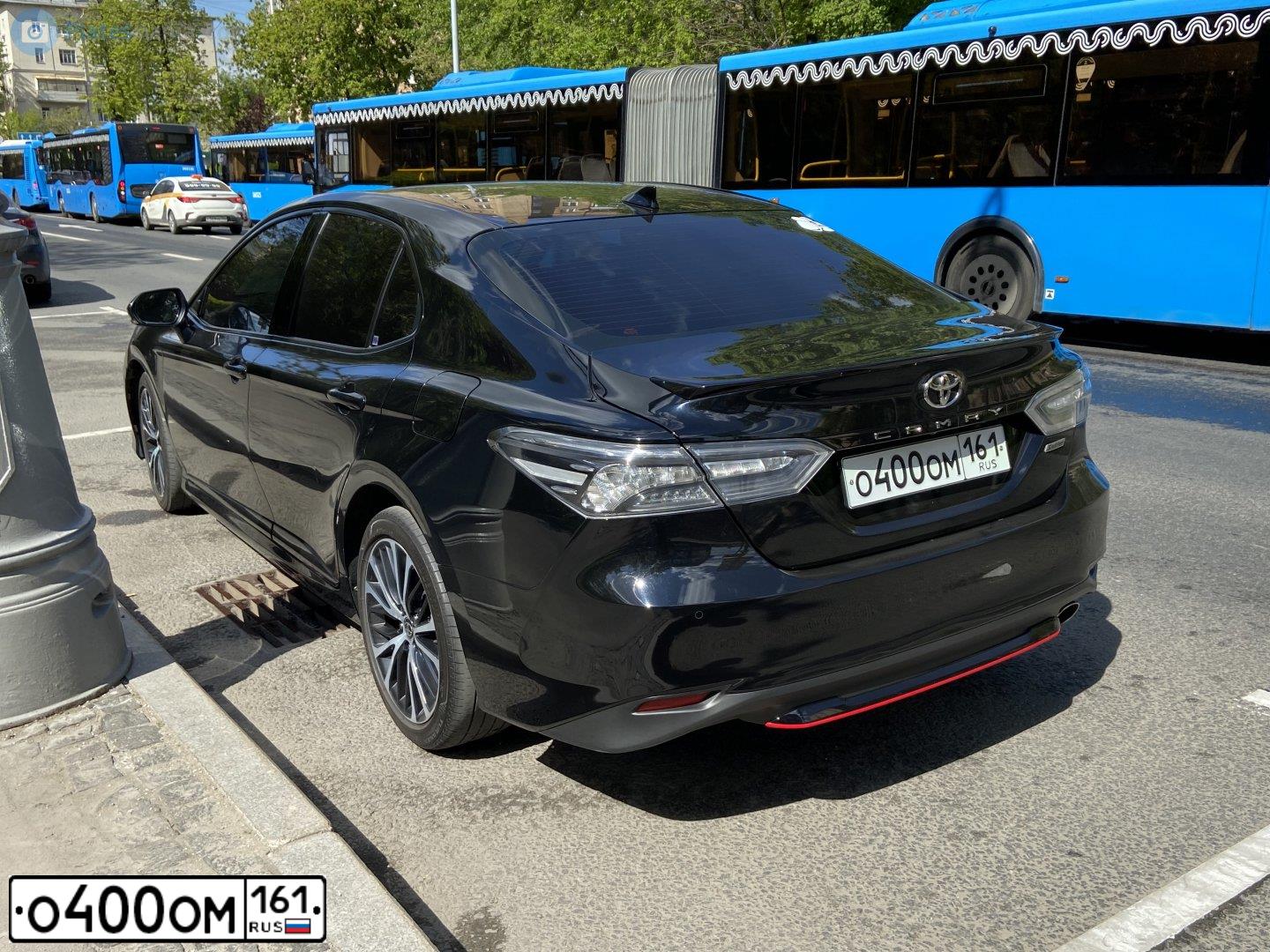Фото автомобиля TOYOTA CAMRY, 2020 — госномер О400ОМ161. Цвет: ЧЕРНЫЙ